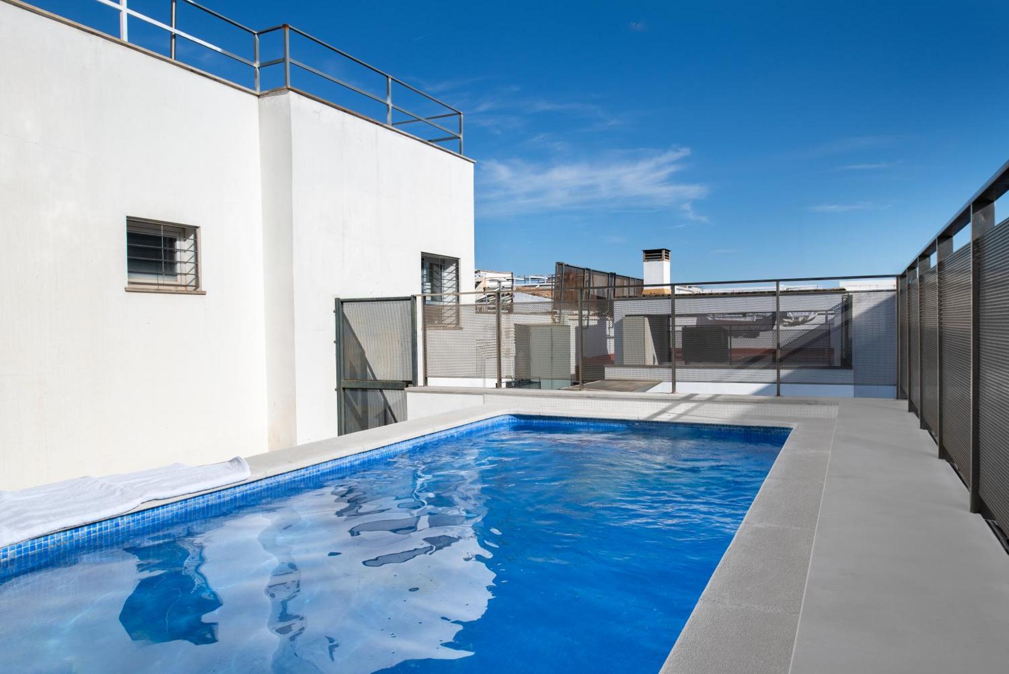 Urban Oasis With Pool & Free Parking